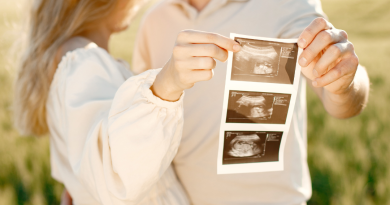 Persona embarazada junto a su pareja en control prenatal – Ley 20129 Uruguay