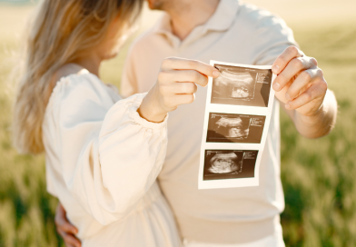 Persona embarazada junto a su pareja en control prenatal – Ley 20129 Uruguay