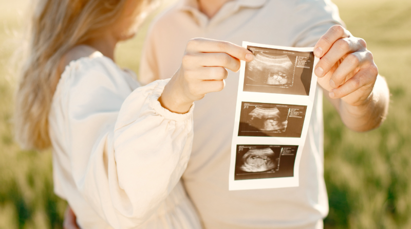 Persona embarazada junto a su pareja en control prenatal – Ley 20129 Uruguay