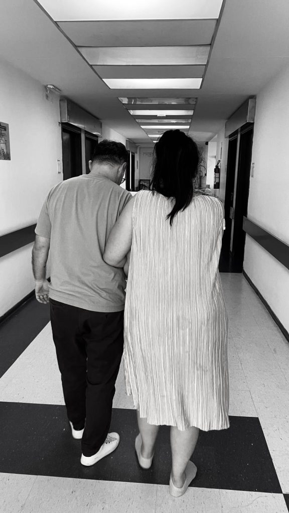 mujer en trabajo de parto activo en hospital