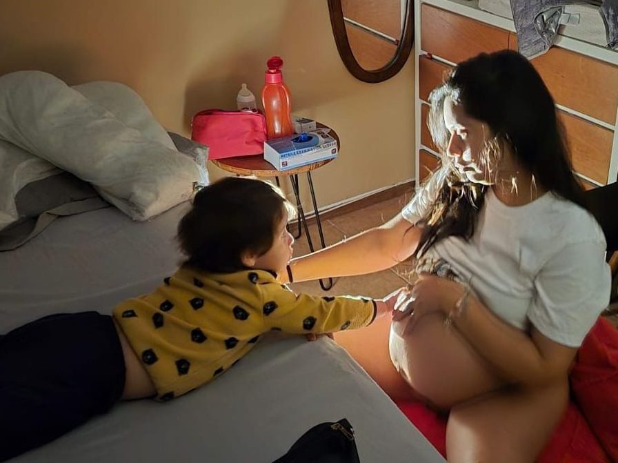 mujer en fase latente del trabajo de parto en casa